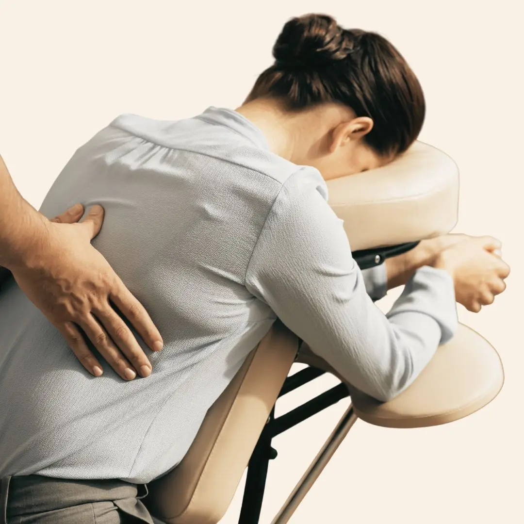 Femme allongée en séance de massage "dorlotteries"