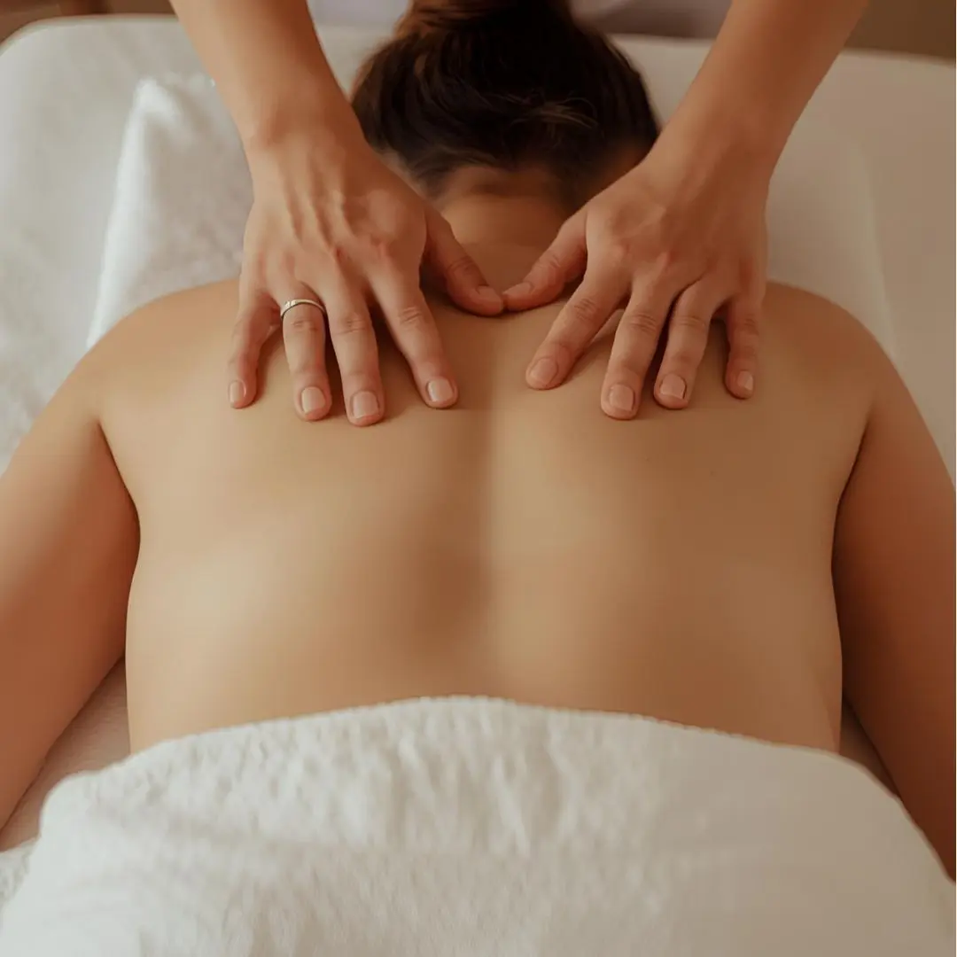 Mains de la praticienne effectuant un massage des épaules – Éclosion Sophrologie